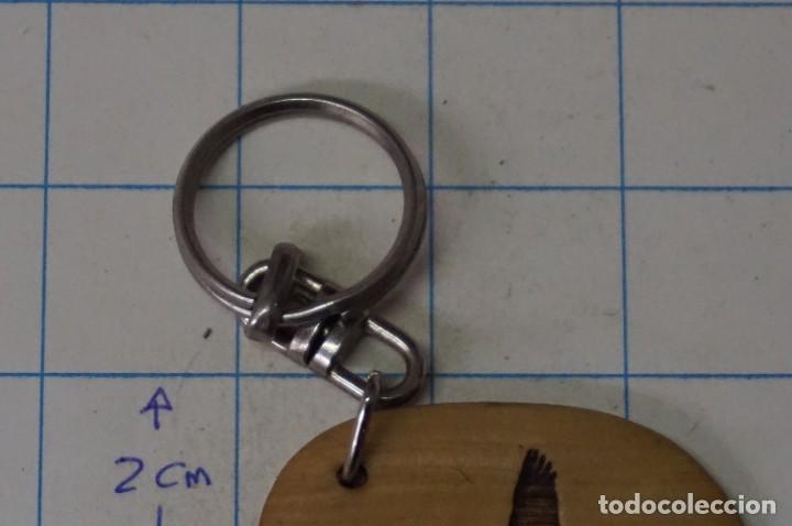Coleccionismo de llaveros: C8/ LLAVERO - GRULLA - MADERA - Foto 2