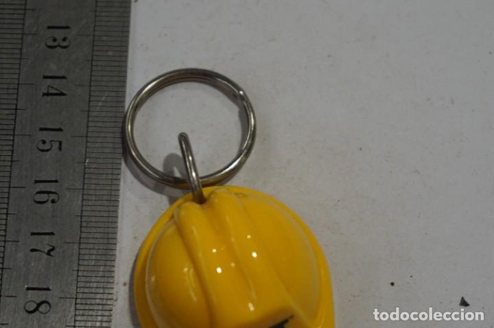 Coleccionismo de llaveros: C13/ LLAVERO - CASCO DE OBRA AMARILLO - Foto 2