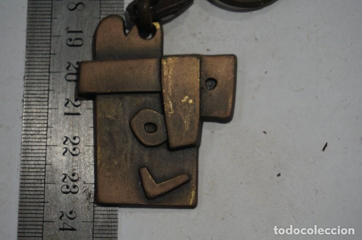 Collection of Keychains: C22/ LLAVERO - ESCULTURA DE MARISCAL