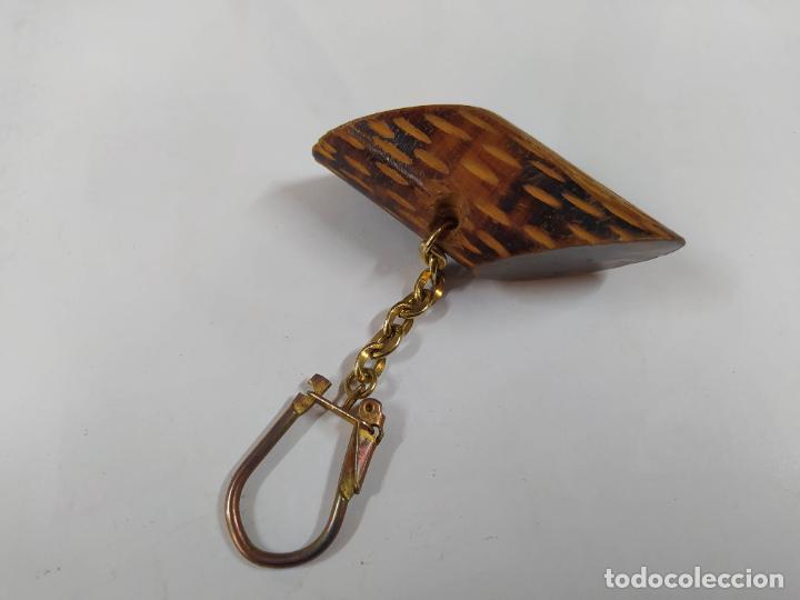 Coleccionismo de llaveros: LLAVERO TACO SIMILAR A MADERA. CAR199