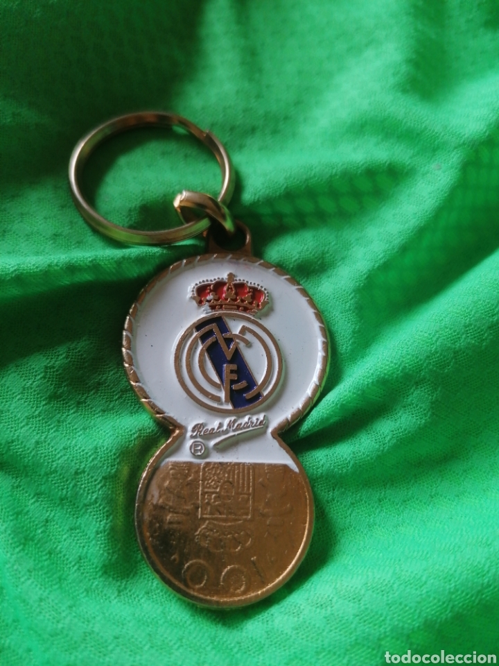 Collection of Keychains: Llavero que echain Real Madrid Club de F&uacute;tbol con moneda de cien pesetas