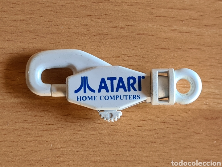 Coleccionismo de llaveros: Llavero Mosqueton publicidad Atari Home Computers - a&ntilde;os 70 - Videojuegos