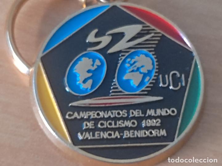 Coleccionismo de llaveros: CAMPEONATOS MUNDO CICLISMO 1992 BENIDORM VALENCIA LLAVERO METAL DORADO PINTURA LACADA RARO