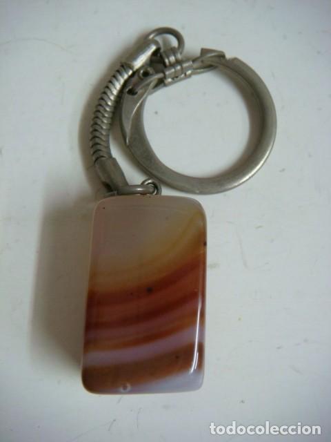 Coleccionismo de llaveros: LLAVERO DE UNA PIEDRA EN COLOR BEIG CON MARRON