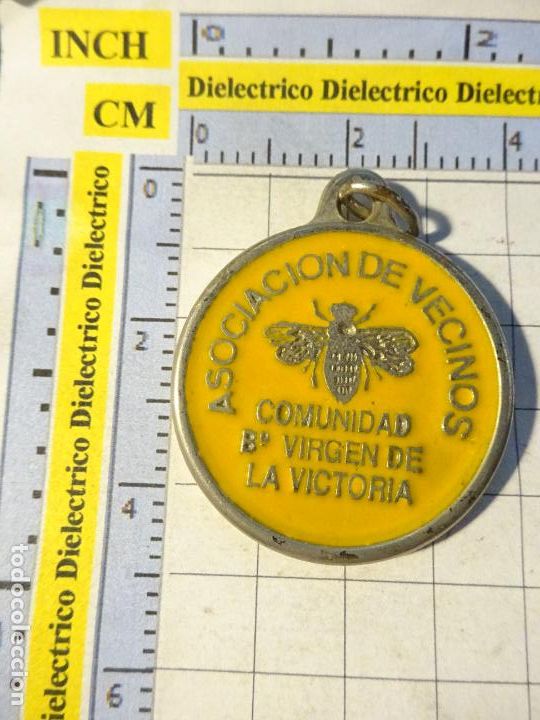 Sammlung von Schl&uuml;sselanh&auml;ngern: LLAVERO DE MELILLA. A&Ntilde;OS 70 80. ASOCIACI&Oacute;N DE VECINOS COMUNIDAD BARRIO DE LA VICTORIA 1988