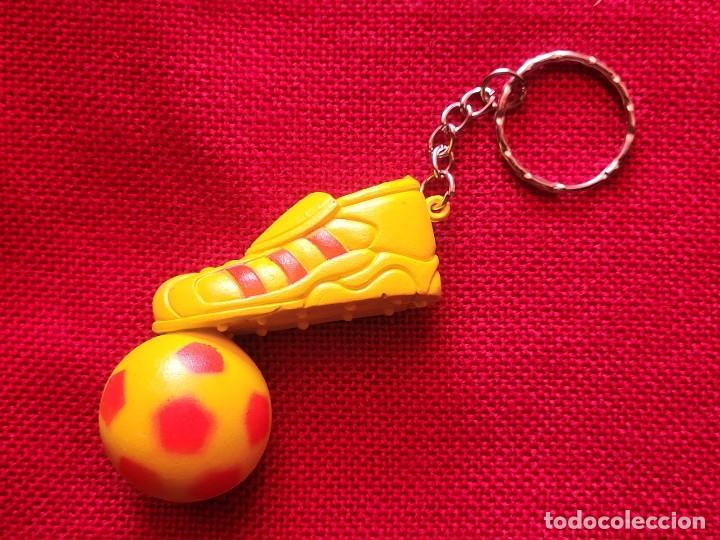 Coleccionismo de llaveros: Llavero de f&uacute;tbol, ​​con un bal&oacute;n y una adidas