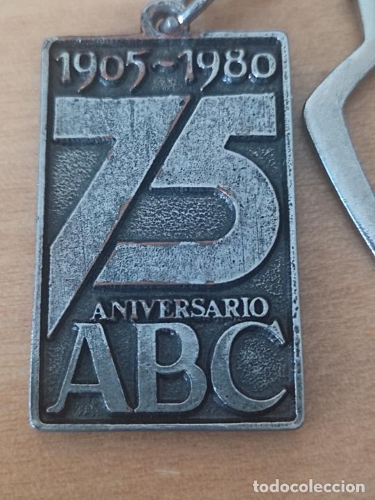 Coleccionismo de llaveros: ABC PERIODICO 75 ANIVERSARIO 1905 1980 METAL CROMADO 4 CMS ALTO LLAVERO