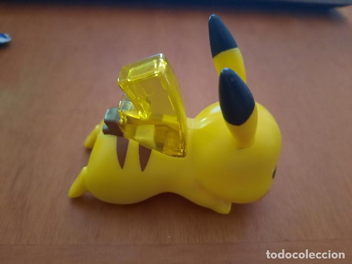 Coleccionismo de llaveros: PIKACHU. FIGURA DE PL&Aacute;STICO. CON MECANISMO DE RUEDAS. SE MUEVE. BUEN ESTADO. 8 X 8 CM,