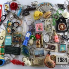 Colecionismo de porta-chaves: LOTE 56 LLAVEROS MARCAS RECUERDOS POSTALES ESPAÑOLES EUROPEOS ASIA AÑOS 70 Y 80. Lote 361365310