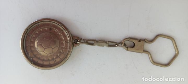 Coleccionismo de llaveros: LLAVERO CON JUEGO DE HABILIDAD QUINIELA FUTBOL. GIMNASIO CLUB BRIEVA. MALAGA