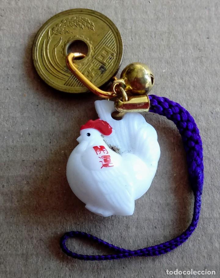 Coleccionismo de llaveros: AMULETO STRAP LLAVERO GALLO HOR&Oacute;SCOPO JAPON&Eacute;S. CON REPRODUCCI&Oacute;N DE MONEDA 5 YENES. JAP&Oacute;N.