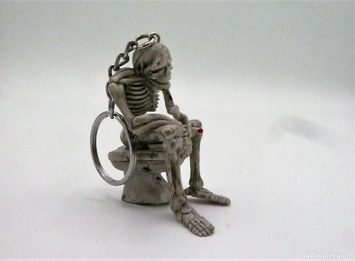 Coleccionismo de llaveros: Llavero esqueleto fumando en wc