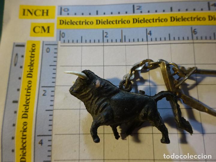 Coleccionismo de llaveros: LLAVERO DE ANIMALES. TORO BRAVO MINIATURA FIGURITA