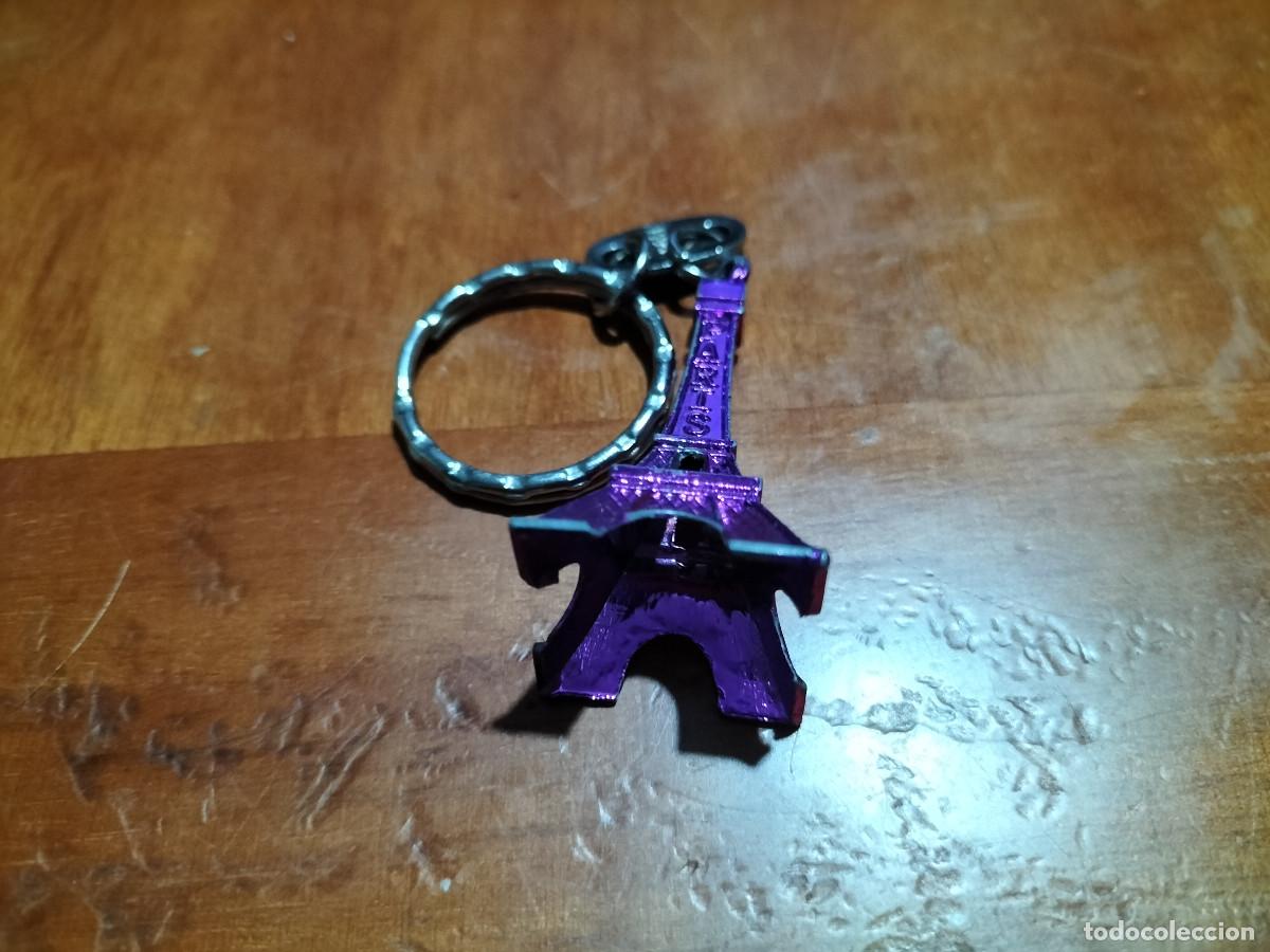 Coleccionismo de llaveros: TORRE EIFFEL. LLAVERO. DE COLOR MORADO. BUEN ESTADO. B-3