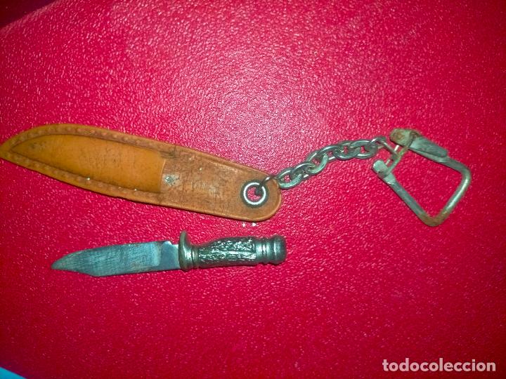 Collection of Keychains: LLAVERO NAVAJA FUNDA