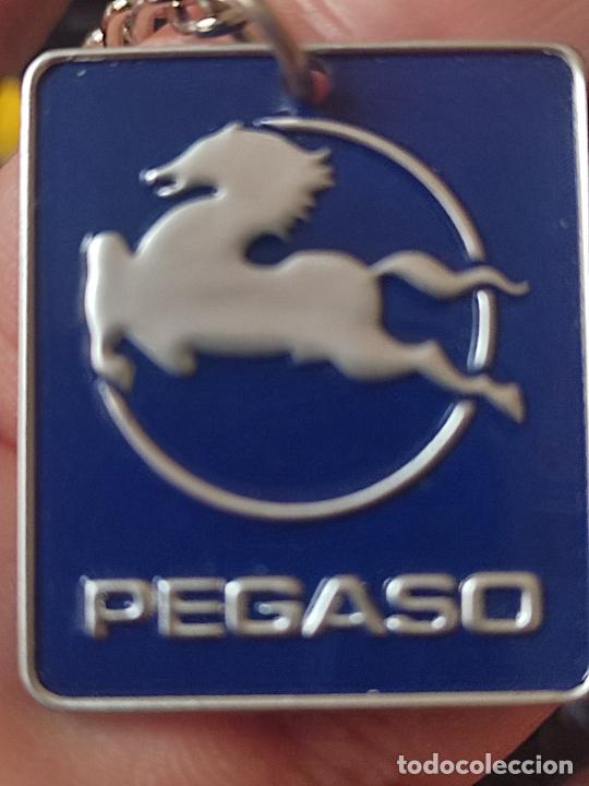 Coleccionismo de llaveros: PEGASO CAMIONES COCHES FURGONETAS LLAVERO PINTURA LACADA METAL CROMADO RARO 3 CMS ALTO