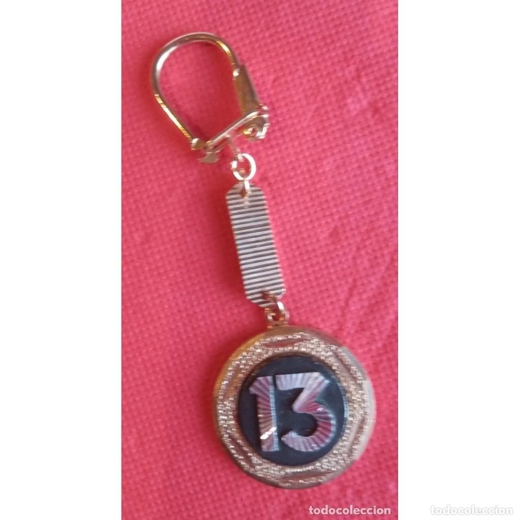 Collectionnisme de portes-cl&eacute;s: llavero - chapa dorada con numero 13 plateado sobre negro - cadena i reverso dorado -nuevo