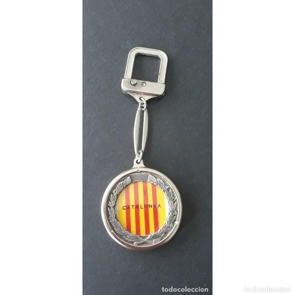 Coleccionismo de llaveros: llavero - escudo de catalunya / catalu&ntilde;a- en el dorso coche antiguo fiat - metal - a&ntilde;o 1901