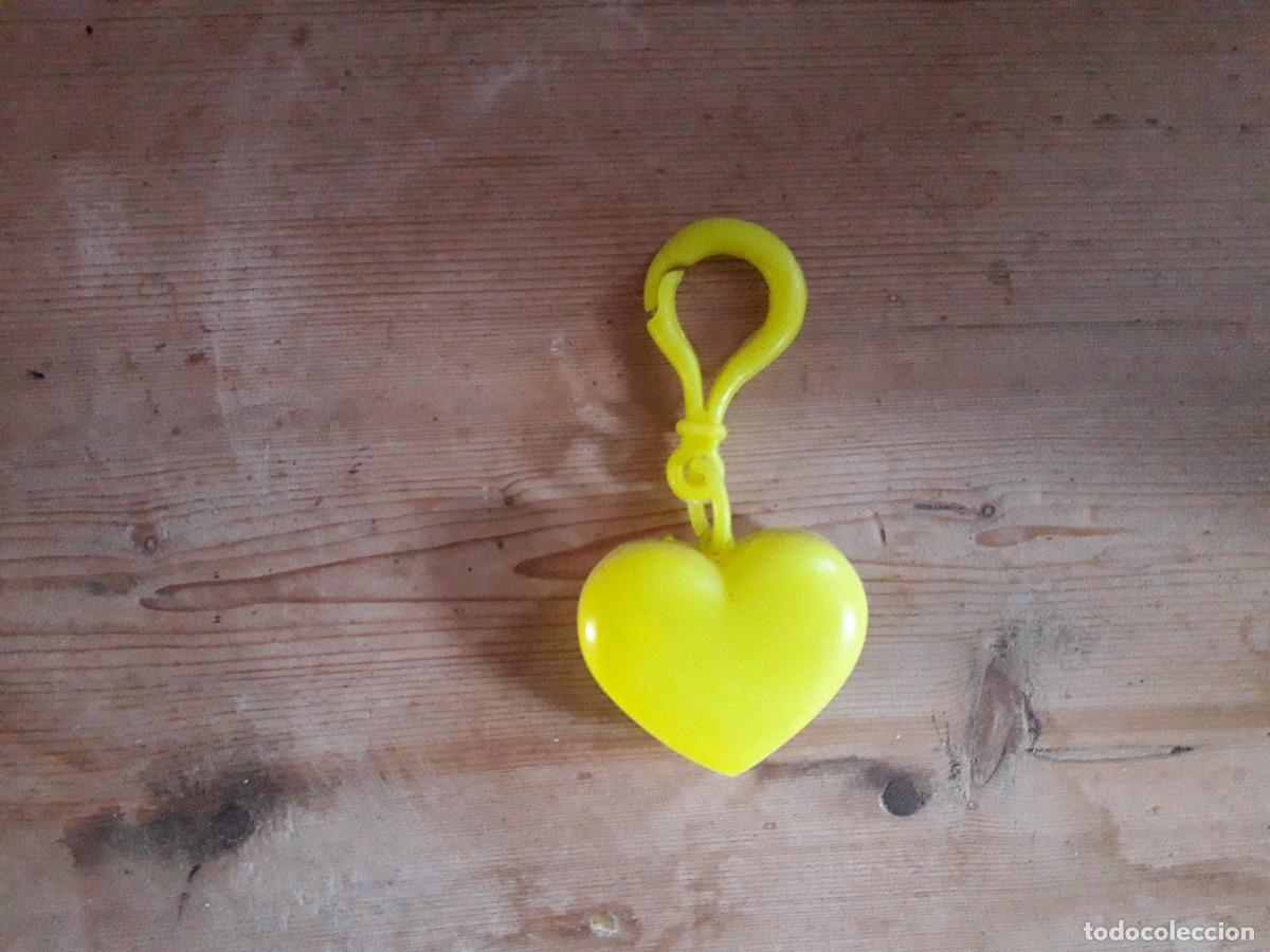 Coleccionismo de llaveros: llavero de pl&aacute;stico, coraz&oacute;n amarillo. - Foto 2
