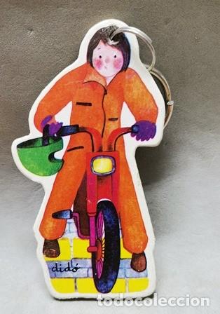 Coleccionismo de llaveros: LLAVERO DE MADERA YOPLAIT MOTORISTA - LLAV-19573 - B-698