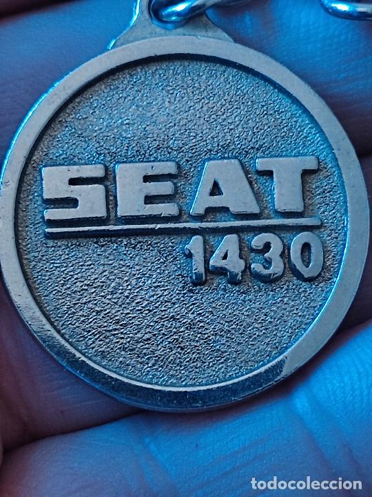 Coleccionismo de llaveros: SEAT 1430 LLAVERO 3,3 CMS METAL CROMADO DORSO SIN GRABADO COCHE CLASICO