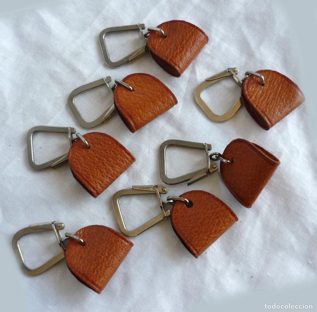 Collection of Keychains: 7 llaveros estribos de cuero