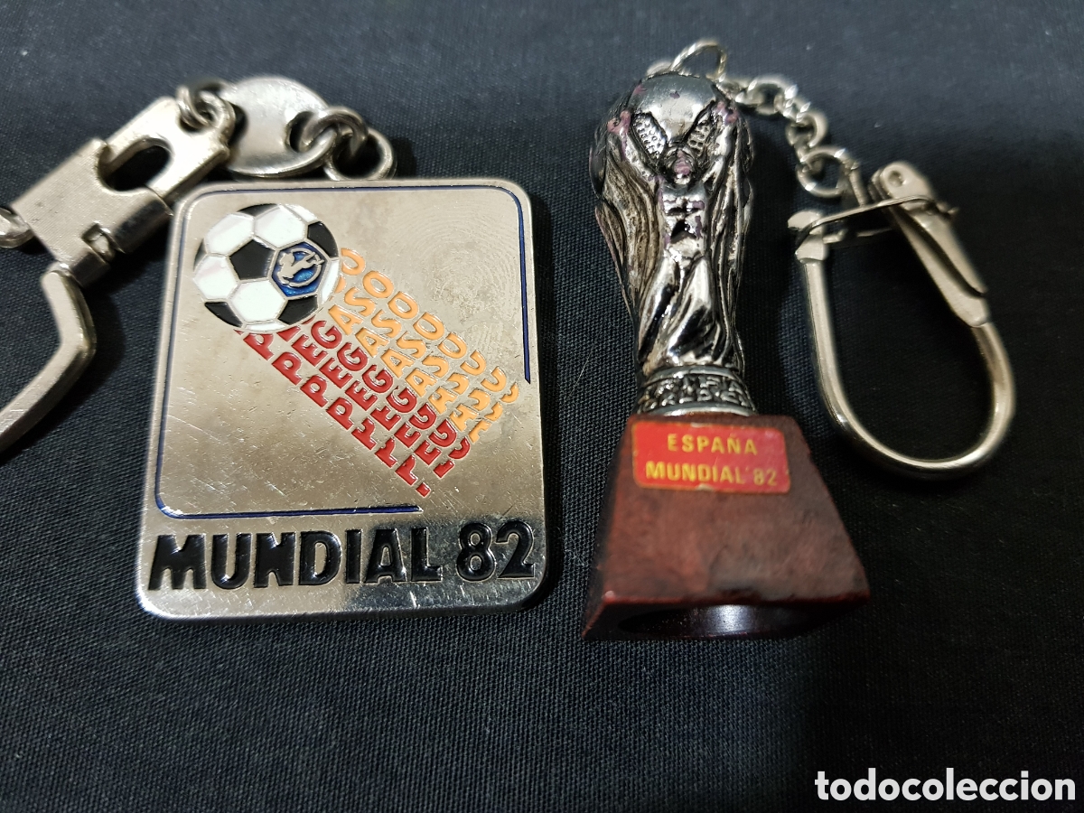 Coleccionismo de llaveros: Lote 2 Llavero Promocional Publicitario Mundial F&uacute;tbol 82 Pegaso Copa Trofeo