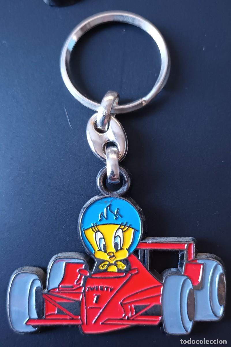 Sammlung von Schl&uuml;sselanh&auml;ngern: LLAVERO OFICIAL DE PIOLIN EN COCHE DE CARRERAS (WARNER BROS)