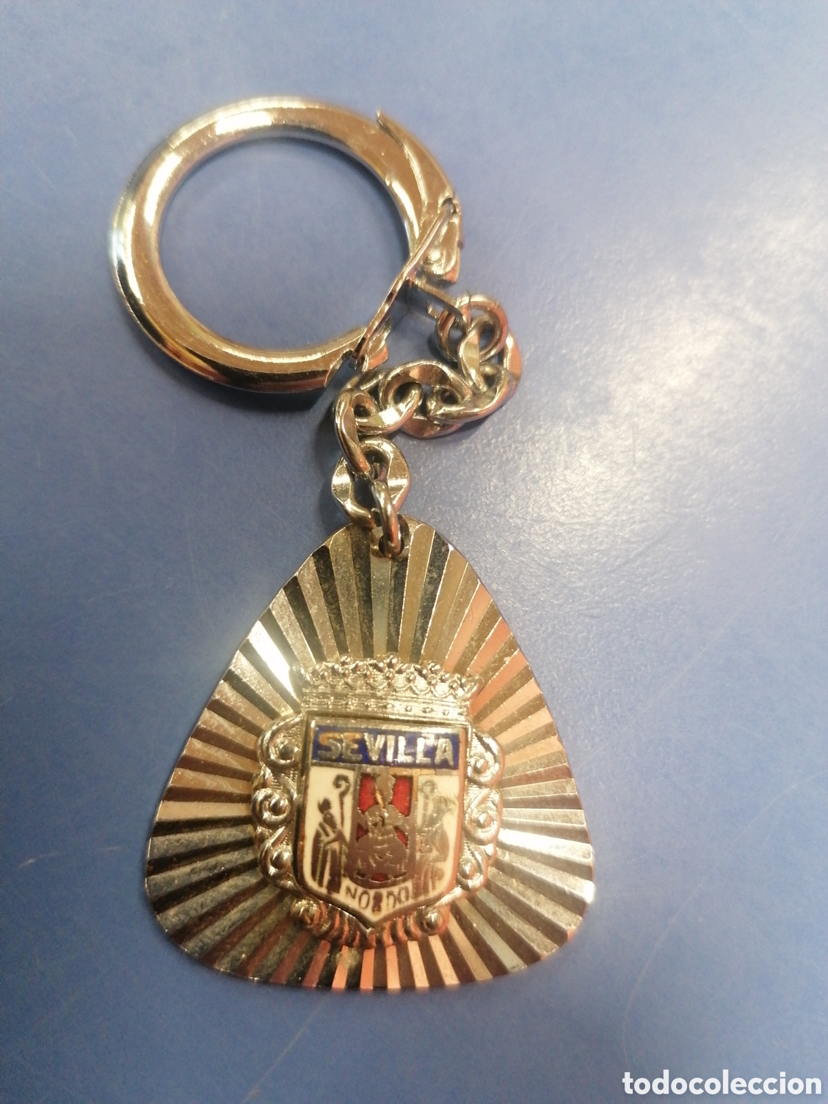 Collection of Keychains: Llavero escudo her&aacute;ldico Sevilla antiguo esmaltado