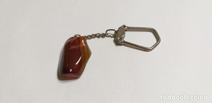 Coleccionismo de llaveros: Llavero de piedra de &aacute;gata con forma irregular, en tono ambar