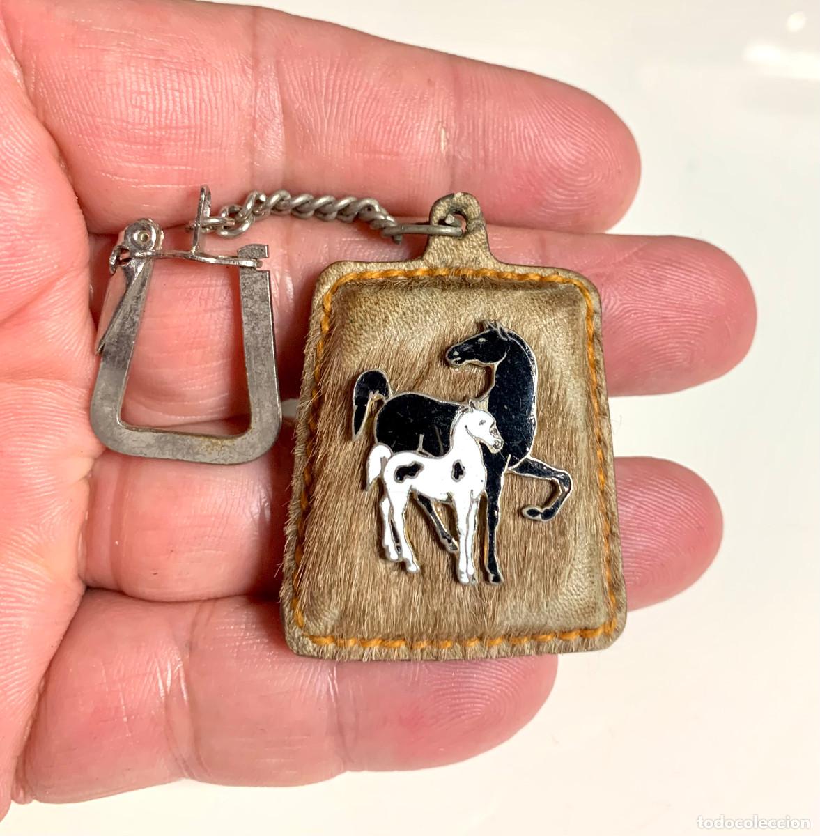 Colecionismo de porta-chaves: 1278.ANTIGUO Y RARO LLAVERO DE YEGUA CON SU POTRILLO DE PIEL Y METALICO