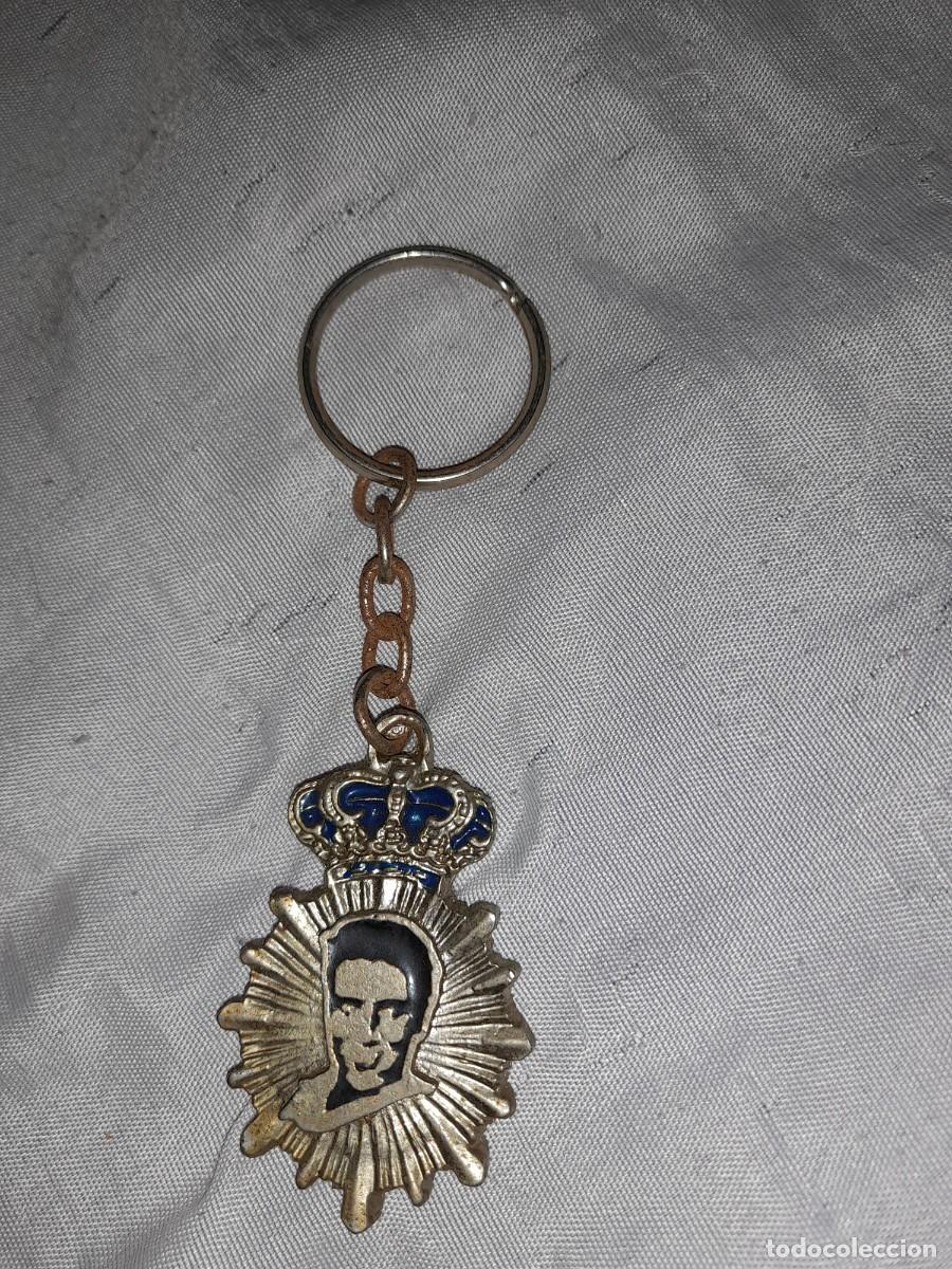 Coleccionismo de llaveros: Antiguo llavero de metal de Elvis Presley a&ntilde;os 70,escudo con corona