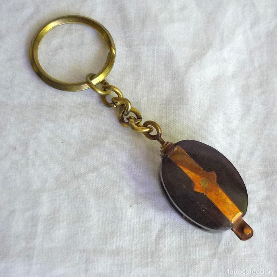 Collection of Keychains: Llavero en metal y madera, reproducci&oacute;n en miniatura de polea