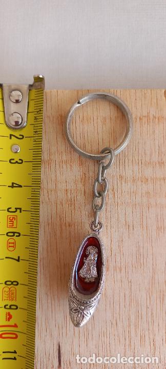 Coleccionismo de llaveros: VIRGEN DEL PILAR EN UN ZAPATO O ZUECO. LLAVERO RELIGIOSO.