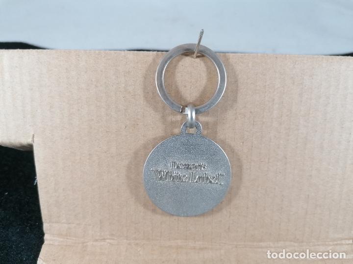 Coleccionismo de llaveros: LLAVERO DEWARS WHITE LABEL WHISKY - Foto 2