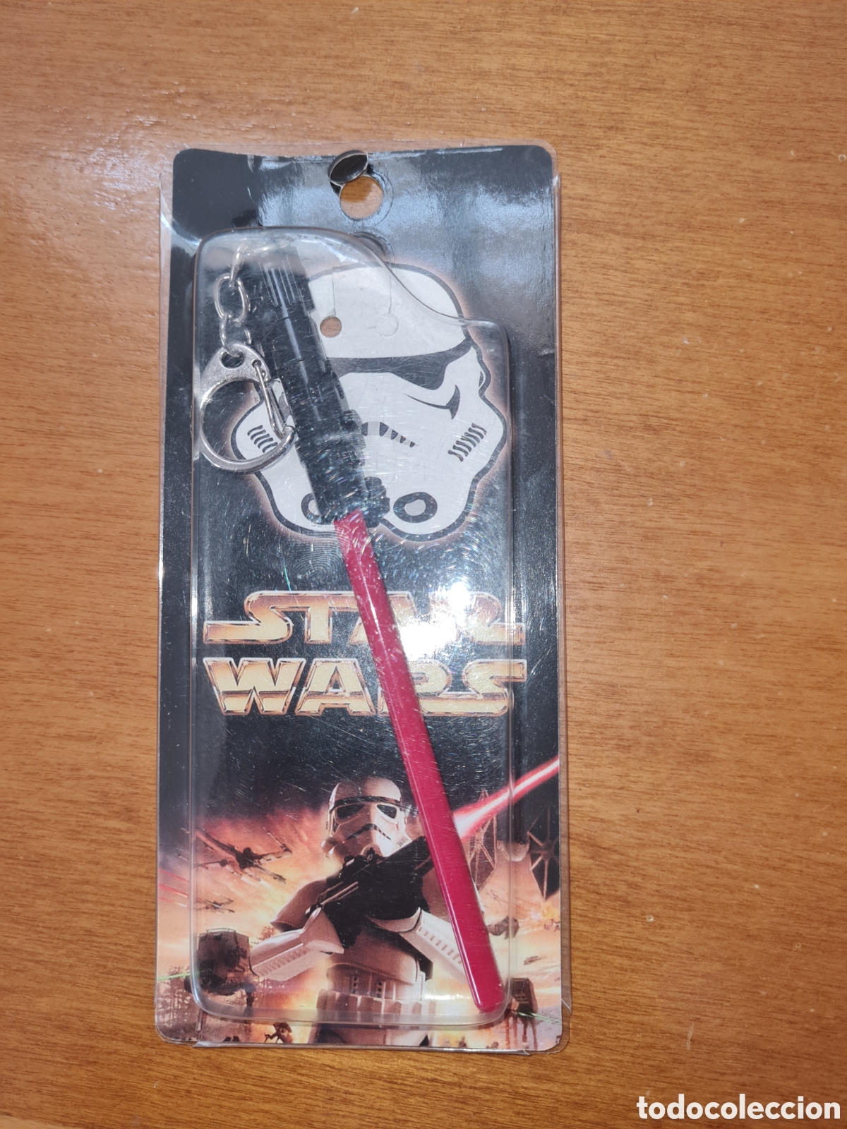 Coleccionismo de llaveros: Llavero met&aacute;lico Star Wars sable l&aacute;ser rojo nuevo precintado