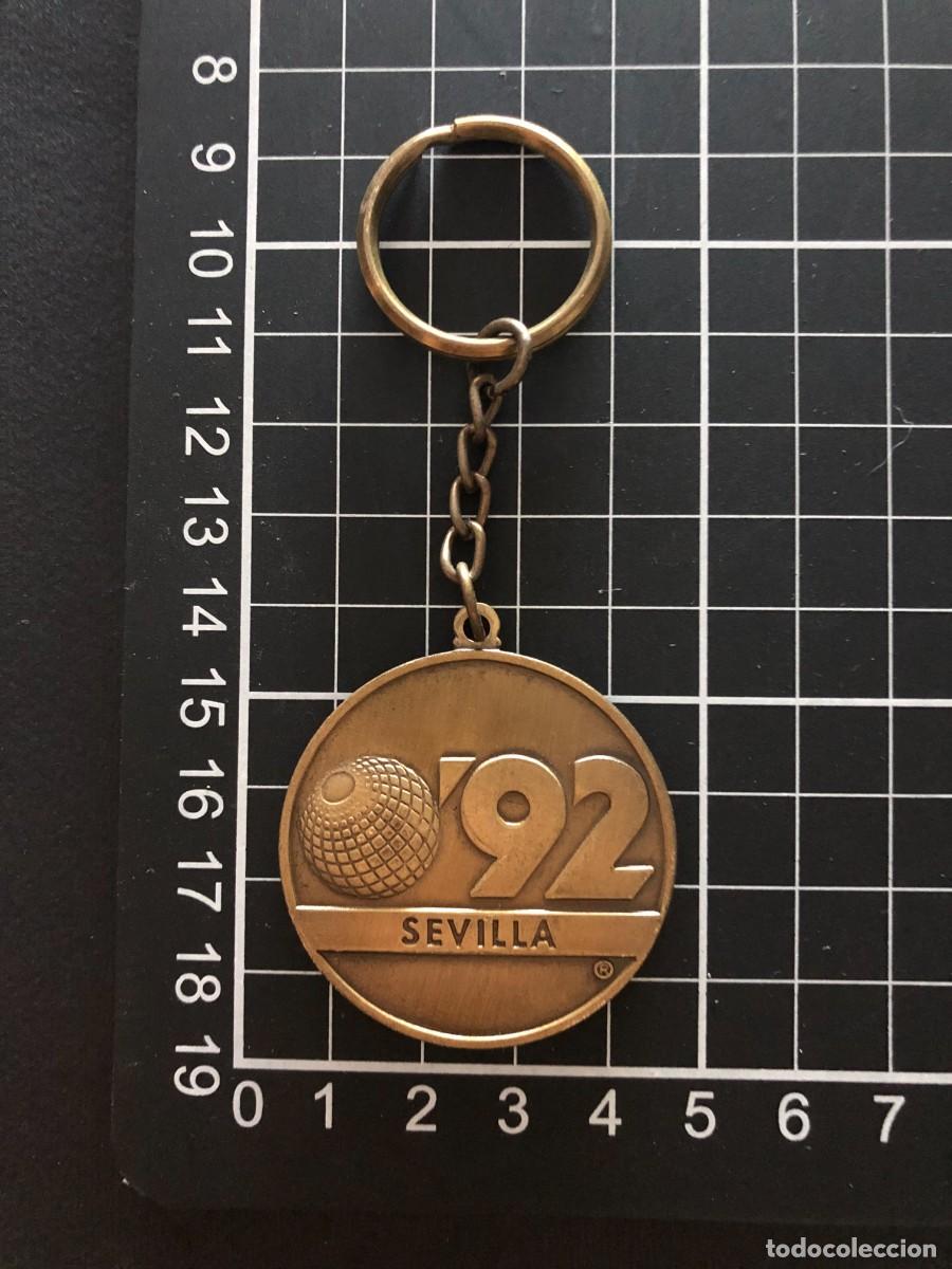 Sammlung von Schl&uuml;sselanh&auml;ngern: ANTIGUO LLAVERO ORIGINAL EXPO SEVILLA92 LA CARTUJA A DOS CARAS ACABADO ORO VIEJO GRANDE, BUEN ESTADO