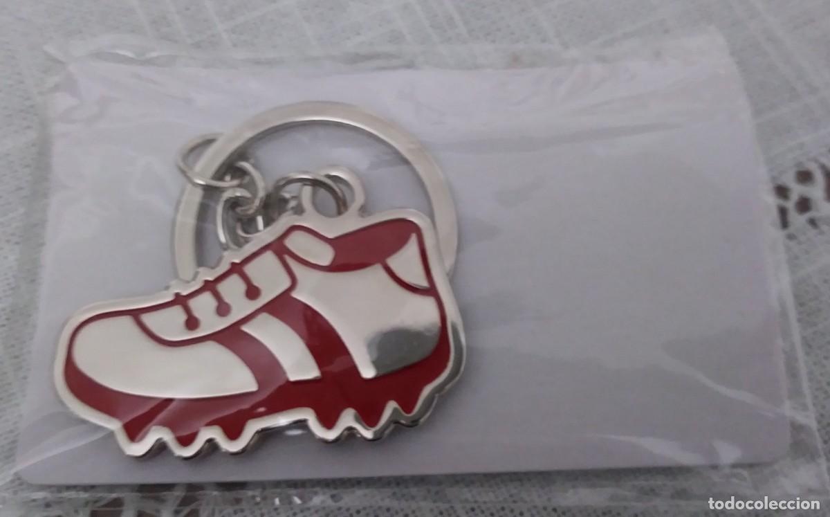 Coleccionismo de llaveros: Llavero de metal de bota de f&uacute;tbol - NUEVO