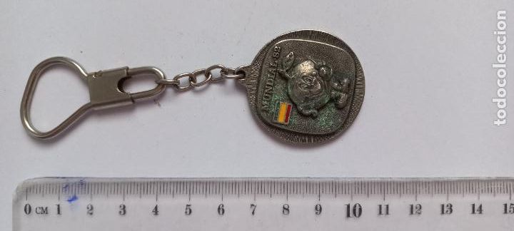 Coleccionismo de llaveros: LLAVERO NARANJITO, MUNDIAL FUTBOL ESPA&Ntilde;A '82 1982. TALLERES FERNANDEZ SOTO. ALUMINIOS . VELEZ MALAGA