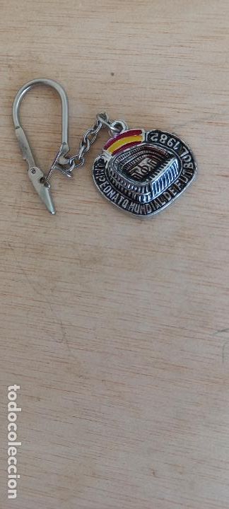 Coleccionismo de llaveros: LLAVERO CAMPEONATO MUNDIAL DE FUTBOL. 1982. ESPA&Ntilde;A. LLAVERO DE PLASTICO. ESTADIO.
