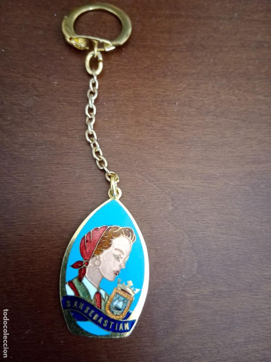 Coleccionismo de llaveros: LLAVERO VINTAGE - ESMALTADO - SAN SEBASTIAN - TRAJE REGIONAL - A&Ntilde;OS 70