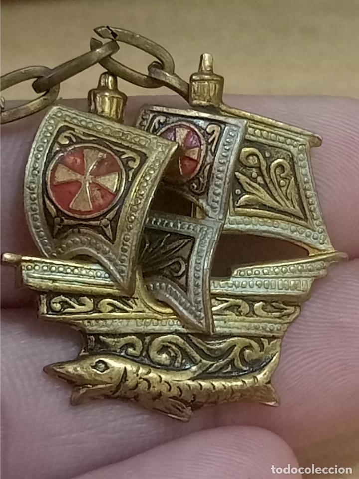 Coleccionismo de llaveros: CARABELA LLAVERO DAMASQUINADO METAL DORADO NOTAS COLOR 3,5 CM ANTIGUA A&Ntilde;OS 50 BONITA