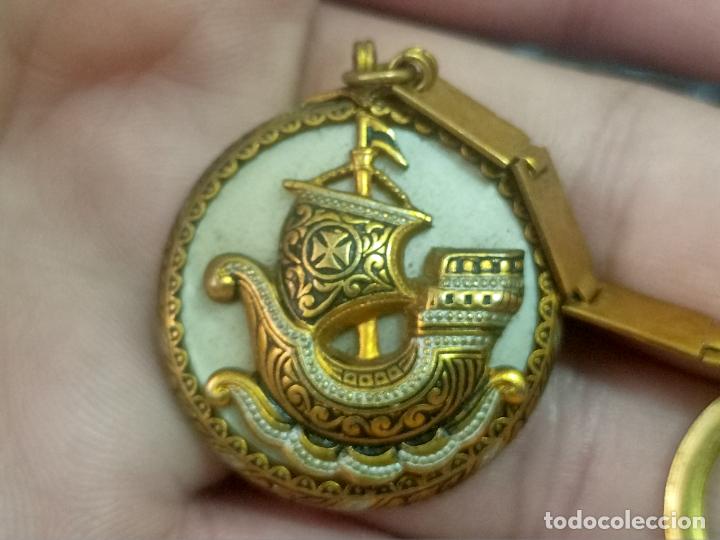 Coleccionismo de llaveros: CARABELA LLAVERO DAMASQUINADO NACARINA METAL DORADO NOTAS COLOR 3,2 CM ANTIGUO A&Ntilde;OS 50 BONITA