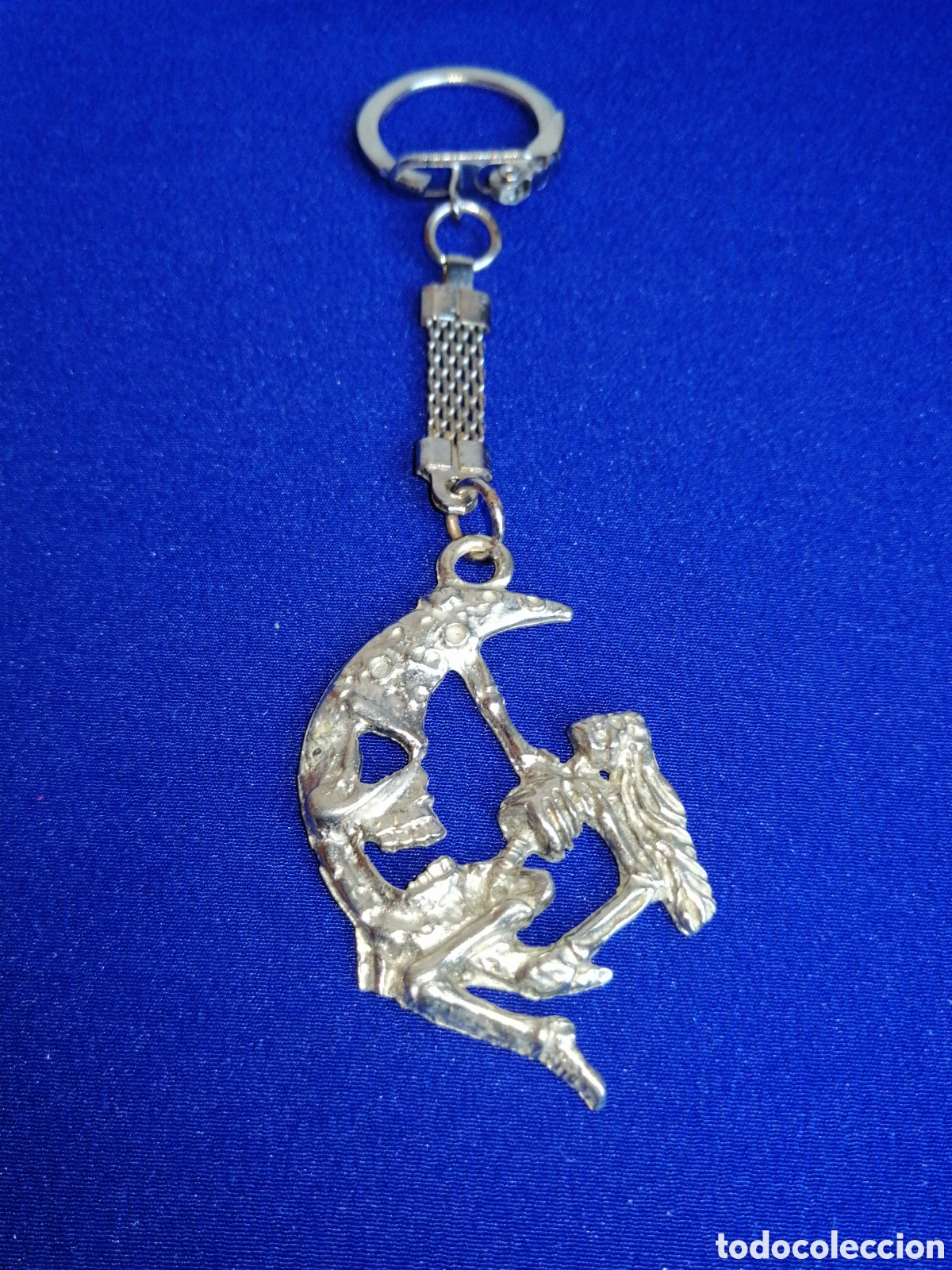 Collection of Keychains: CALAVERA CON LUNA DE TERROR LLAVERO