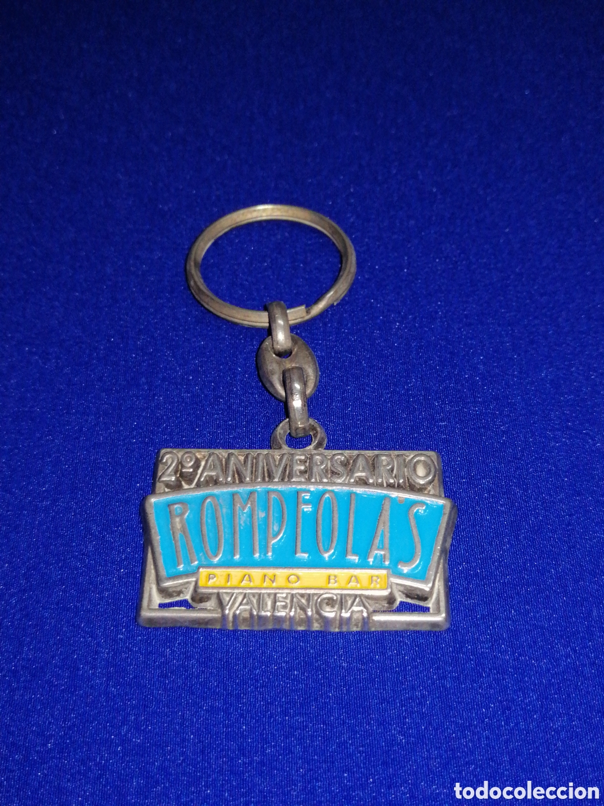Collection of Keychains: ROMPEOLAS PIANO BAR VALENCIA 2 ANIVERSARIO LLAVERO PUBLICIDAD
