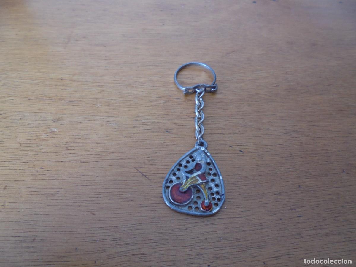Coleccionismo de llaveros: ANTIGUO LLAVERO CON CHICA EN BICICLETA