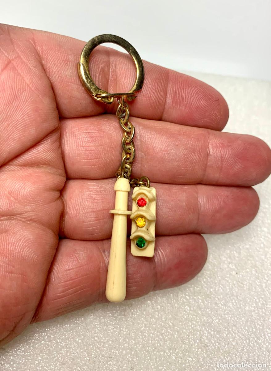 Colecionismo de porta-chaves: 1691.ANTIGUO Y RARO LLAVERO A&Ntilde;OS 70-80 (PORRA DE POLICIA Y SEMAFORO)