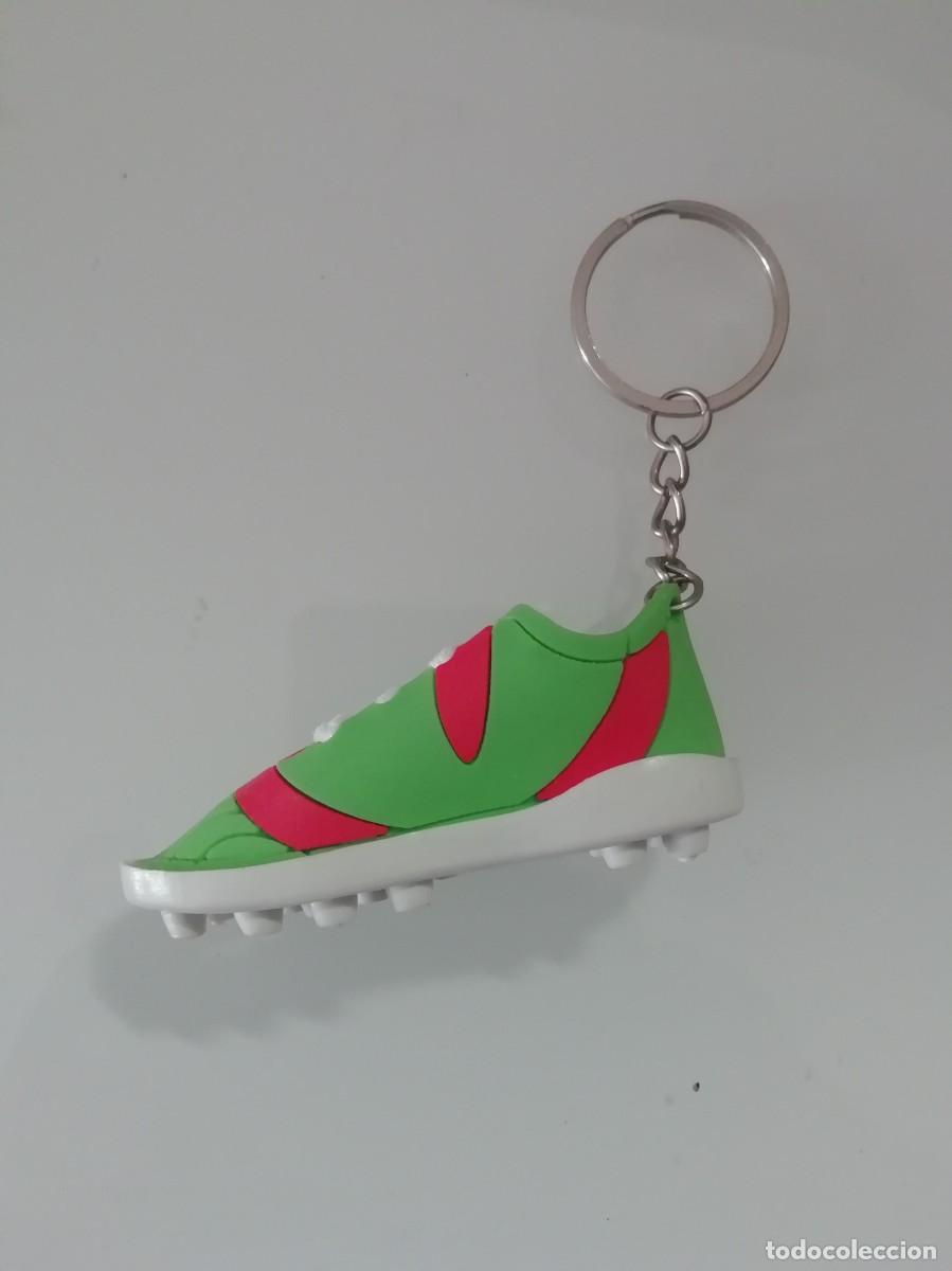 Collection of Keychains: LLAVERO DE ZAPATILLA DEPORTIVA EN GOMA Y TELA- SIN USO