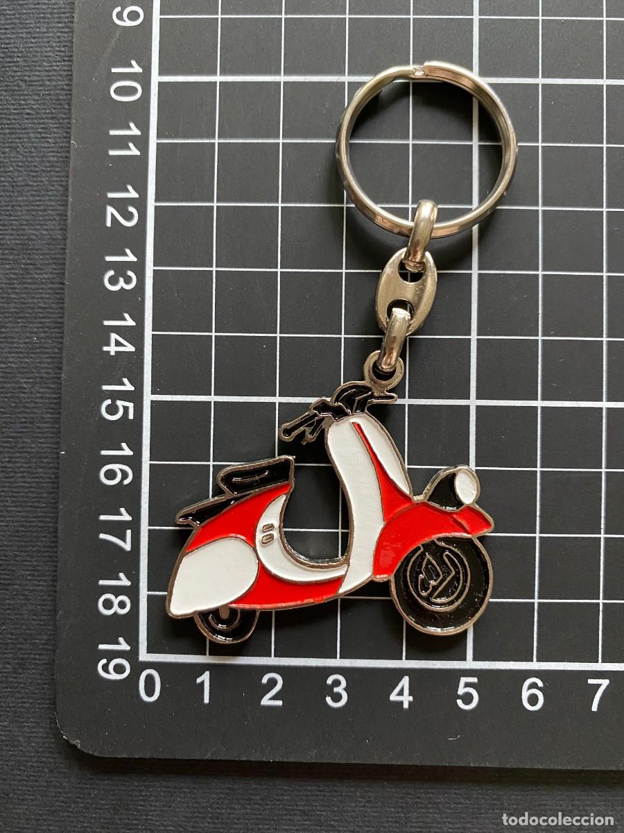 Coleccionismo de llaveros: LLAVERO METALICO ESMALTADO VESPA FARO ROJA Y BLANCA SCOOTER SCOOTERISTA MOD ART&Iacute;CULO NUEVO SIN USO