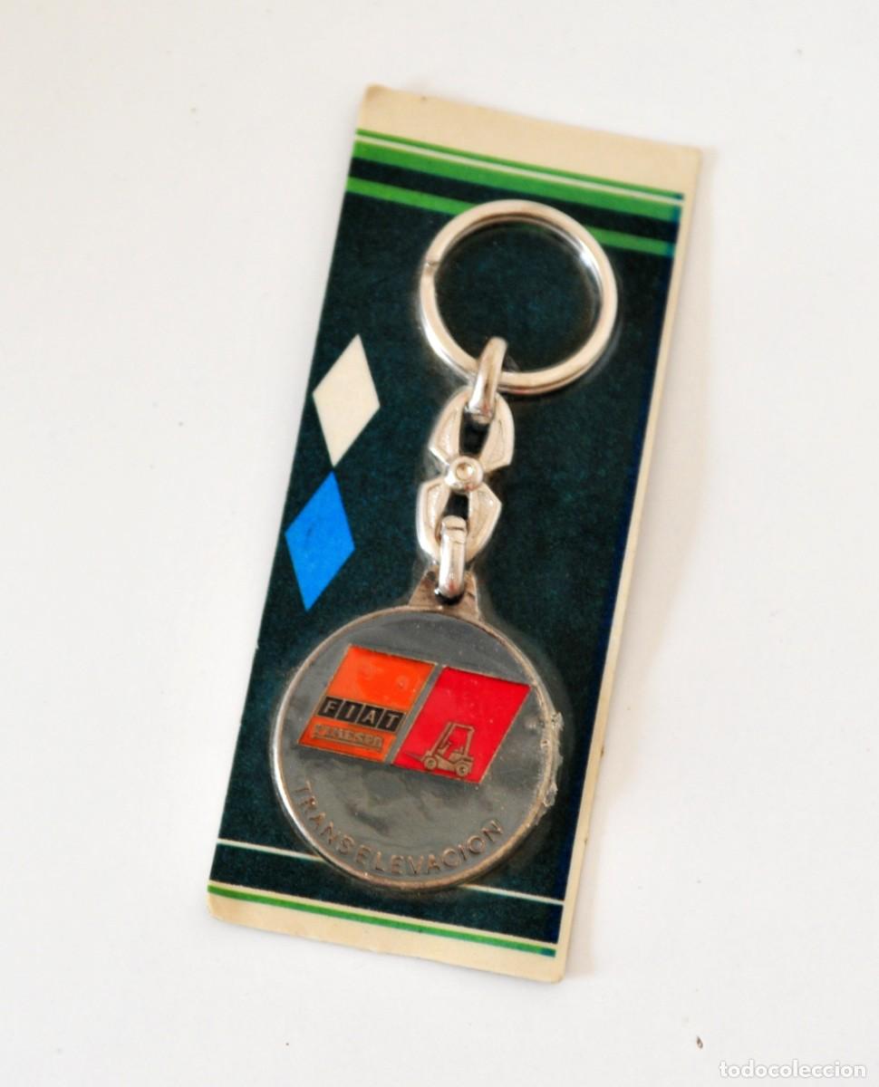 Coleccionismo de llaveros: Llavero vintage FIAT Transelevaci&oacute;n. Nuevo, en su blister. De metal, mide 3,5 cm de di&aacute;metro y 10 cm